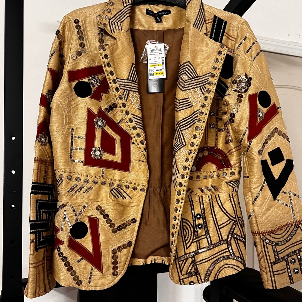 Very elegant party jacket that can be worn with black pants.